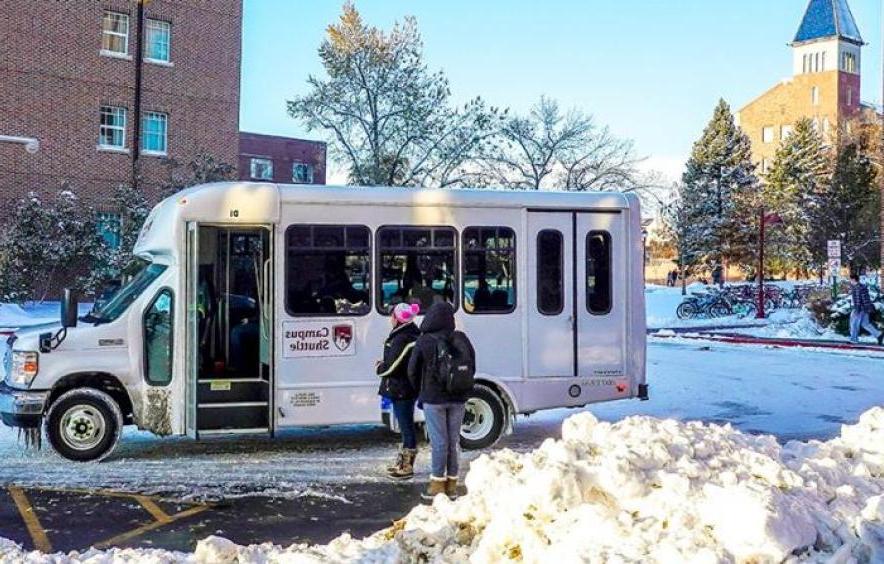 在一个下雪的早晨，学生们乘坐校园班车